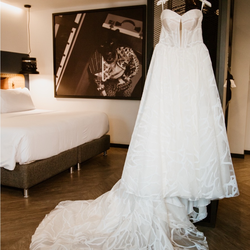 White Strapless Wedding Dress - very good conditions!
